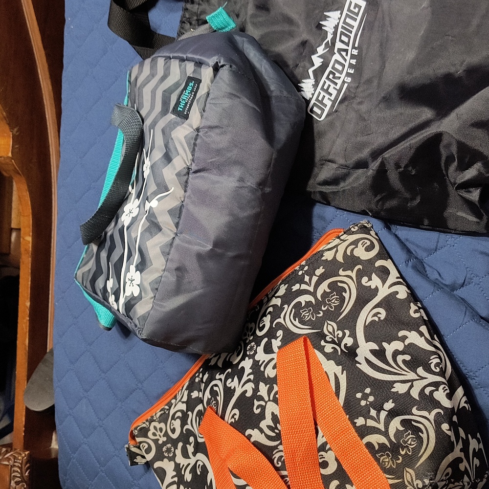Bundle of 2 lunch bags and drawstring offloading gear bag